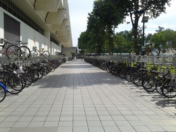 Parkir sepeda di salah satu mall Singapura.